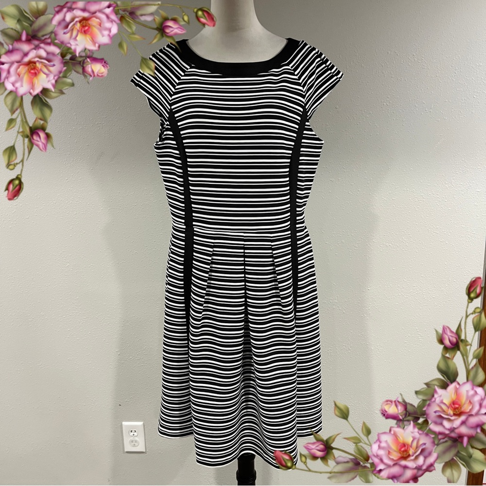 Dressbarn Black and White Striped cap sleeves plus size‎ stretchy mini dress